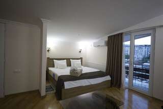Отель Log Inn Boutique Hotel Тбилиси Улучшенный двухместный номер с 1 кроватью-2